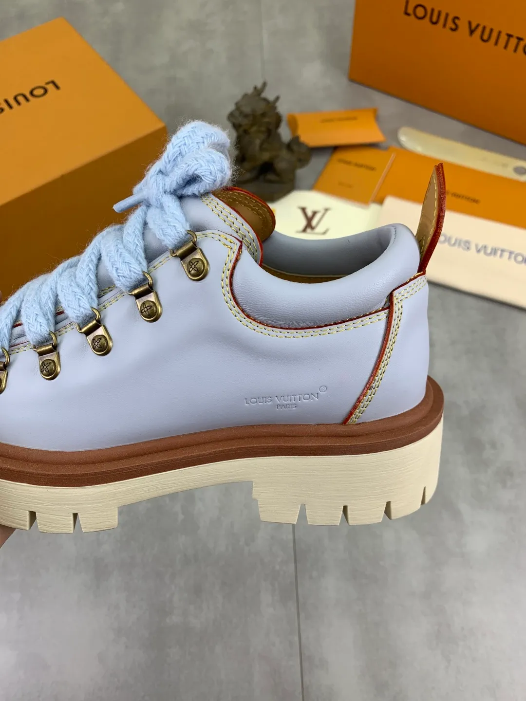 Men's shoes 💰P680 new LV | Louis Vuitton 🧡💚2025 autumn and winter new models, top version ⚠️ The counter features the latest LV REMIX lace-up mountaineering derby shoes, new hard goods 🆕 ❥BS purchasing level! Full of high-end feel! A popular model among bloggers at home and abroad, it’s retro and fashionable, and looks stunning on your feet! Mainly recommended models on the official website★ ━━━━━ ЅᏇєєt ━━━━━ ▪️Upper: top-grade first-layer cowhide ▪️Lining: imported sheepskin ▪️Outsole: original open-molded TPU non-slip outsole ▪️Sole height: 3.5cm ▪️Shoe size: Women 35-41 (41 customization is not returnable) Male 39-45 (46 customized, non-refundable)